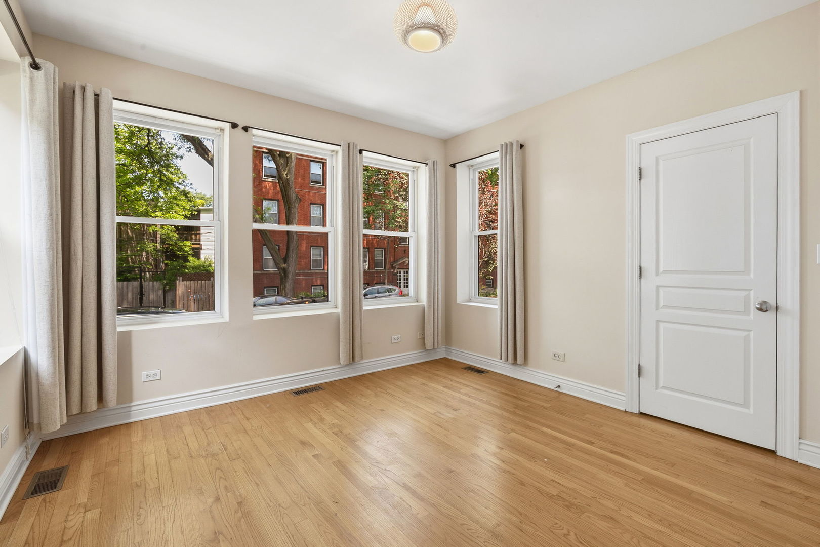 1443 W Victoria Street Unit: 1F