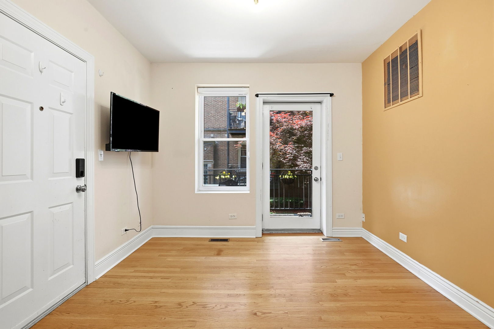 1443 W Victoria Street Unit: 1F