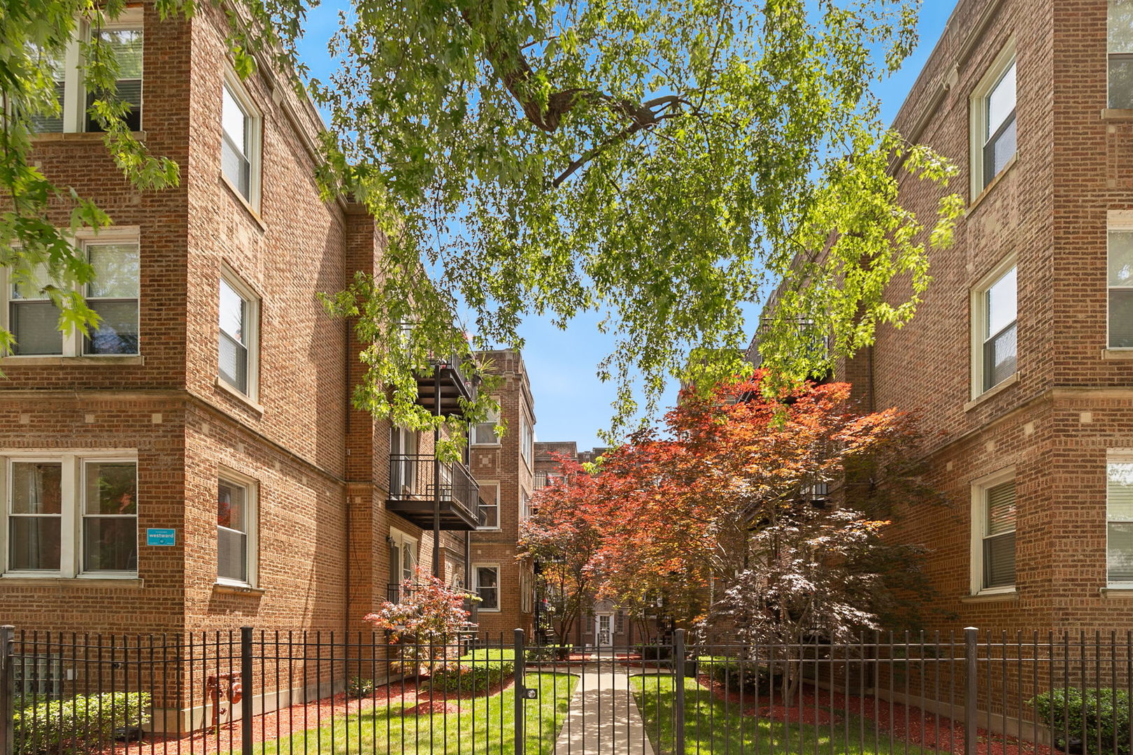 1443 W Victoria Street Unit: 1F