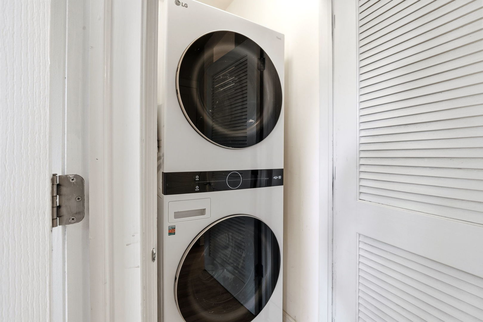 1443 W Victoria Street Unit: 1F