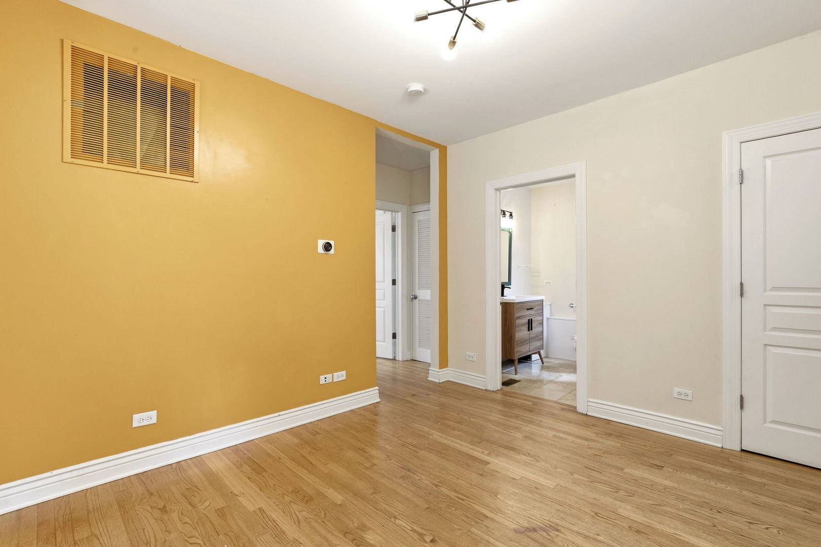 1443 W Victoria Street Unit: 1F