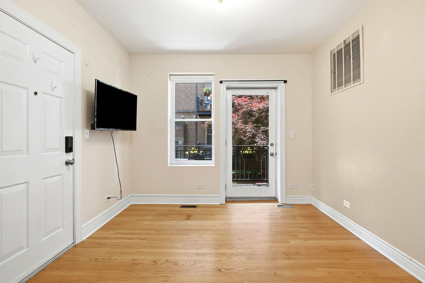 1443 W Victoria Street Unit: 1F