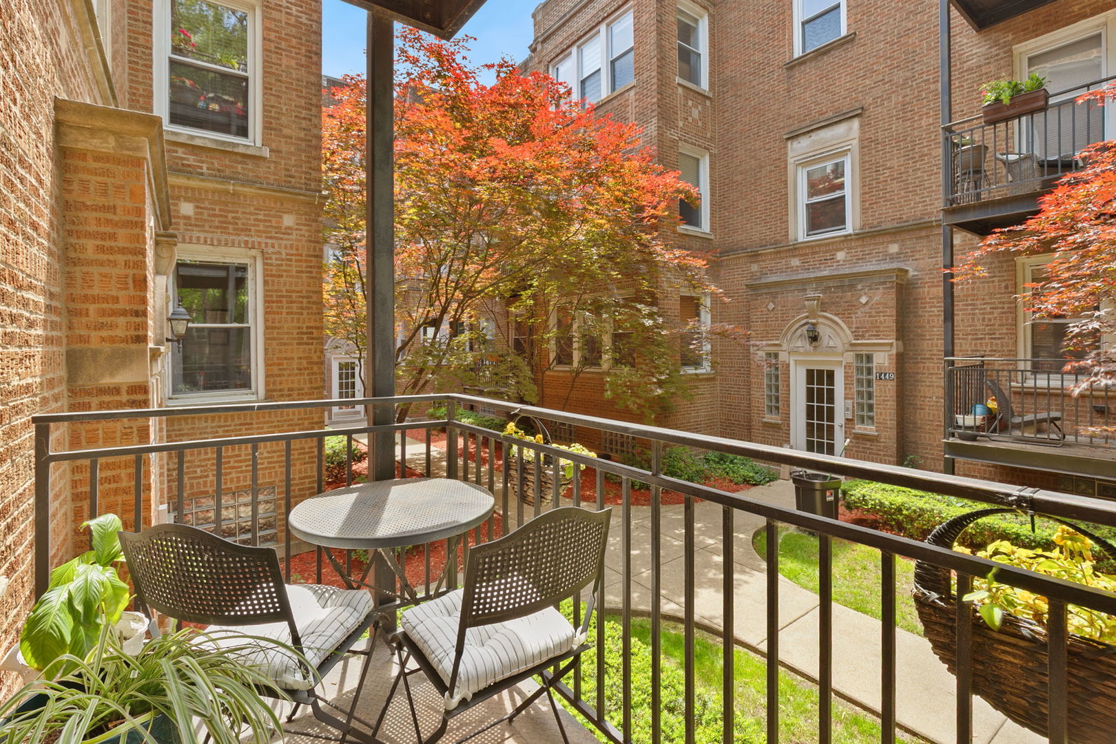 1443 W Victoria Street Unit: 1F
