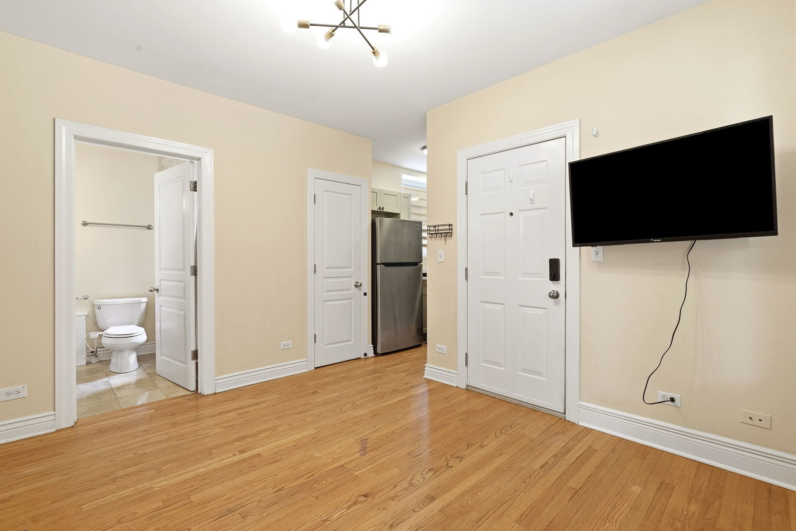 1443 W Victoria Street Unit: 1F