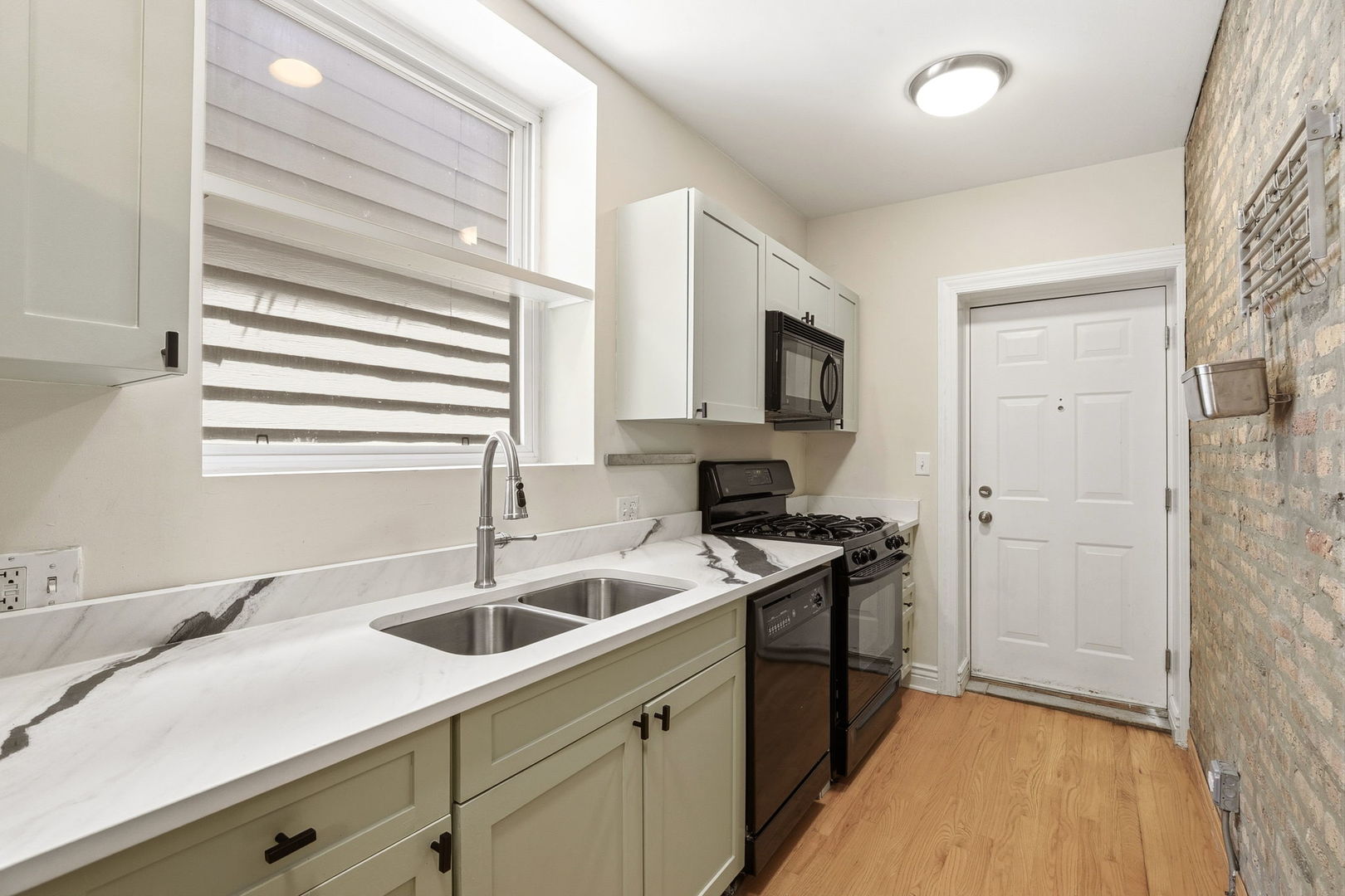 1443 W Victoria Street Unit: 1F