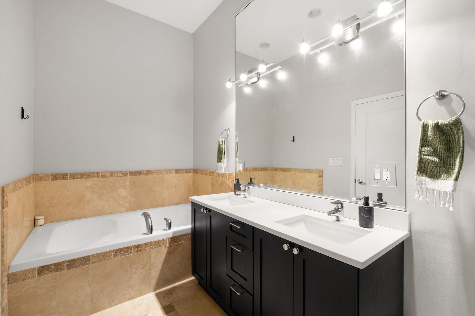 1555 N WOOD Street Unit: 201