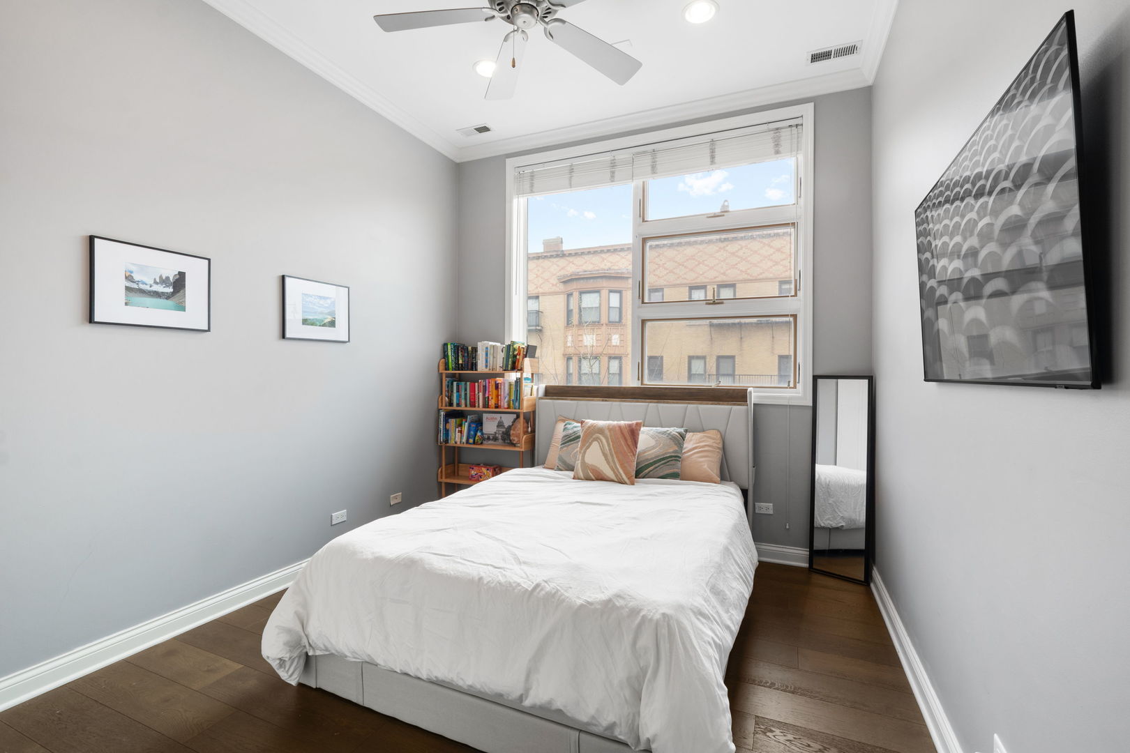 1555 N WOOD Street Unit: 201