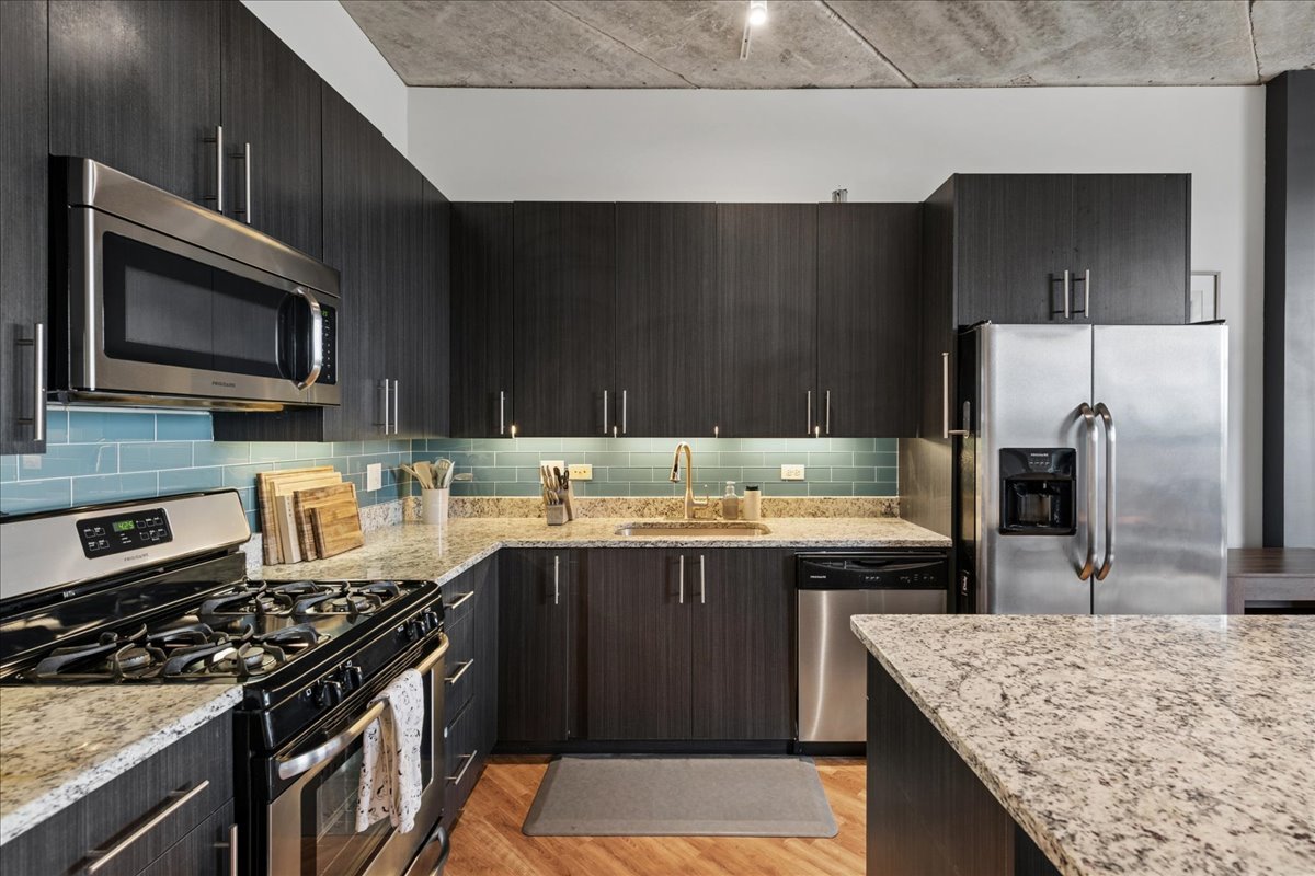 3201 W Leland Avenue Unit: 402