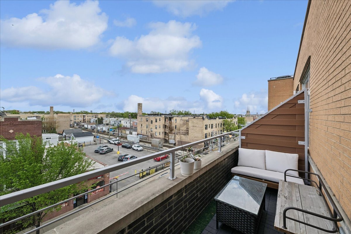 3201 W Leland Avenue Unit: 402