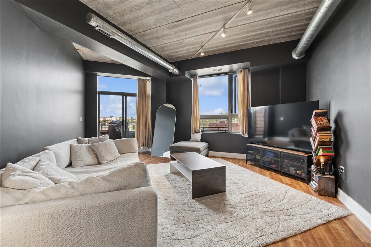3201 W Leland Avenue Unit: 402