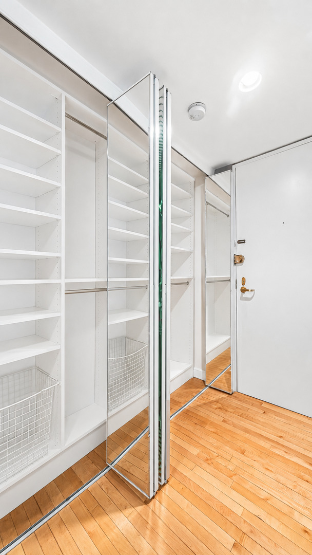 260 E Chestnut Street Unit: 314