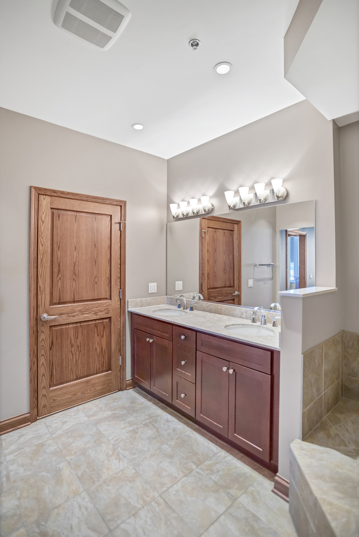 1600 S Prairie Avenue Unit: 2102