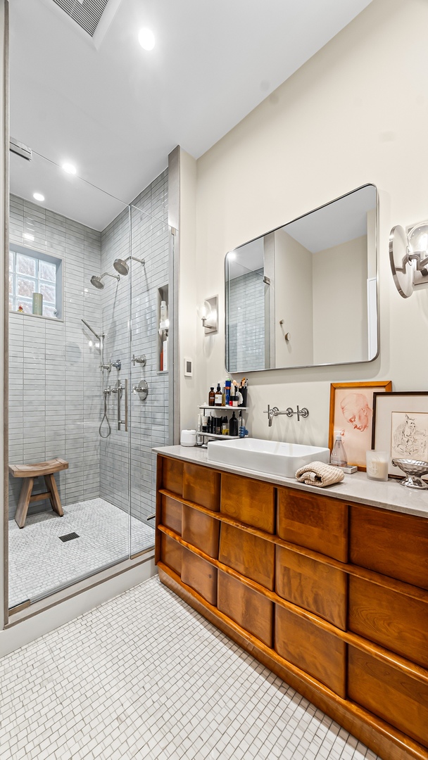 820 W Buckingham Place Unit: 1