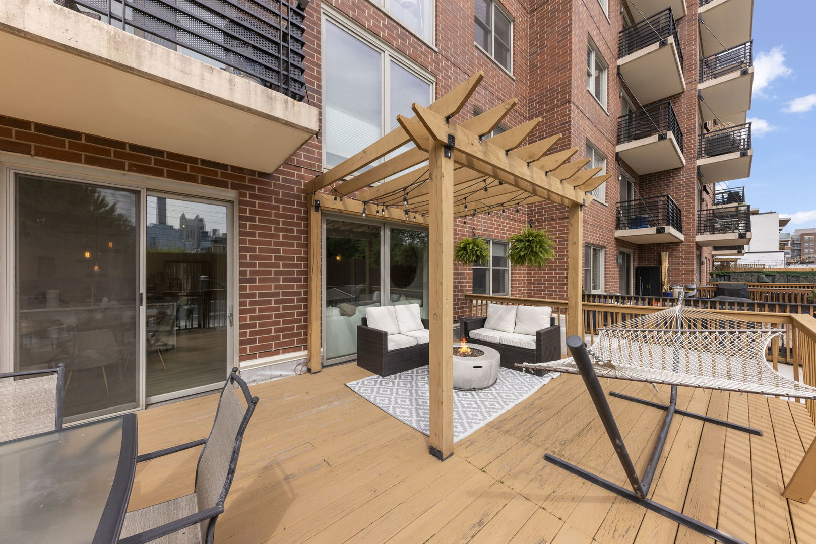873 N Larrabee Street Unit: 202