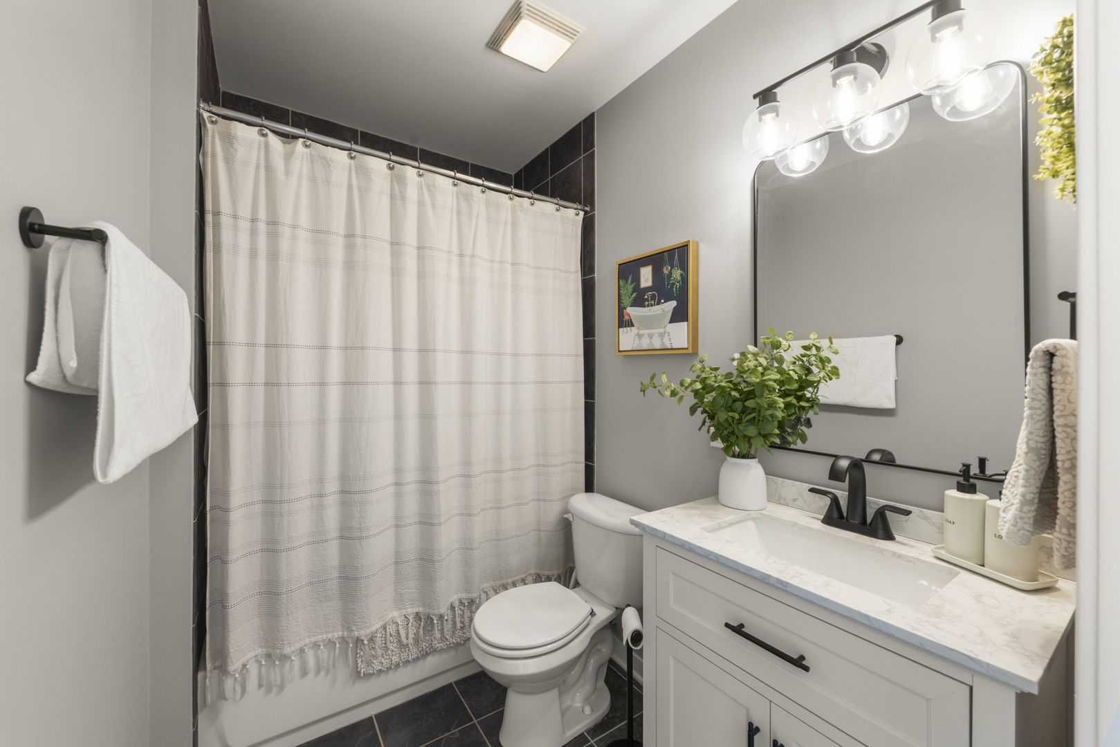 873 N Larrabee Street Unit: 202