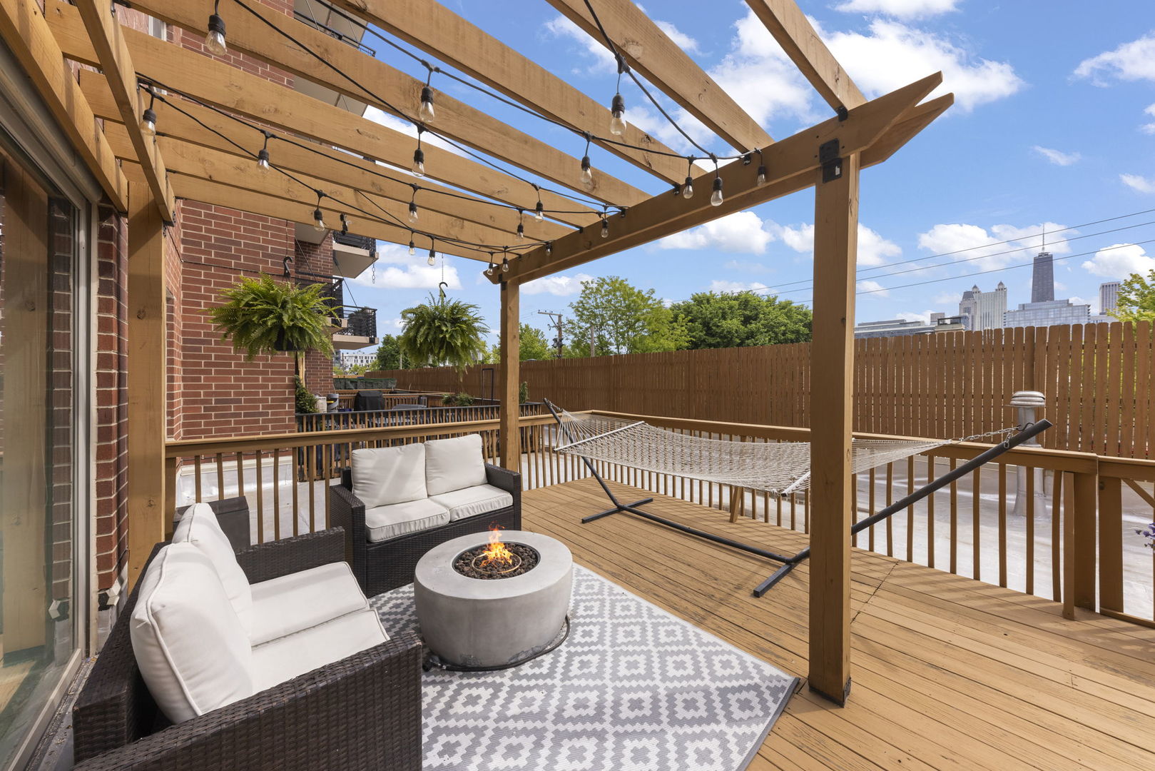 873 N Larrabee Street Unit: 202
