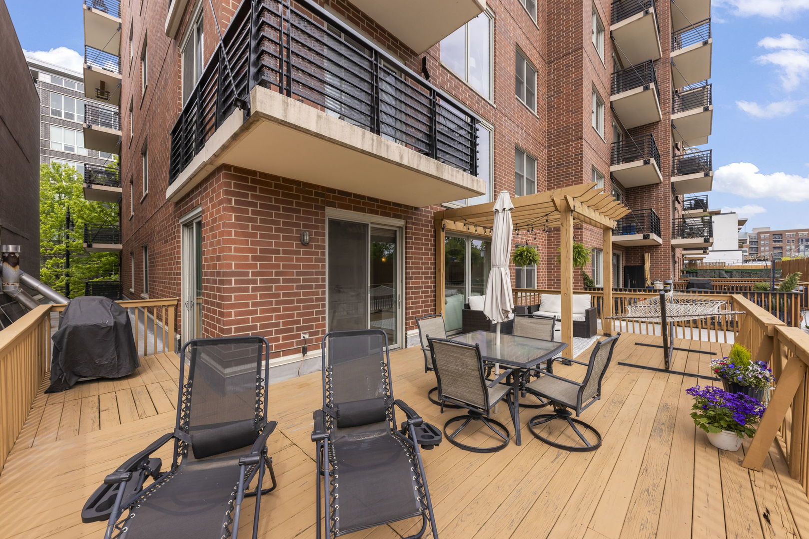 873 N Larrabee Street Unit: 202