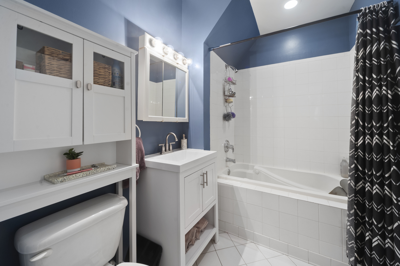 1319 W Fargo Avenue Unit: 1N