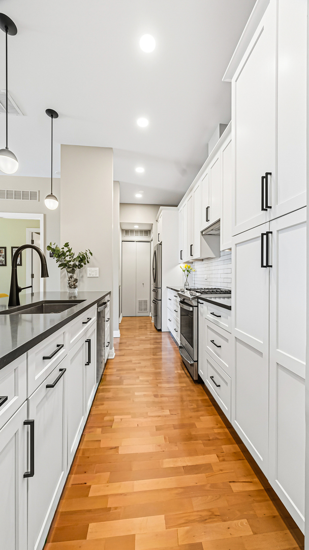 560 W FULTON Street Unit: 602