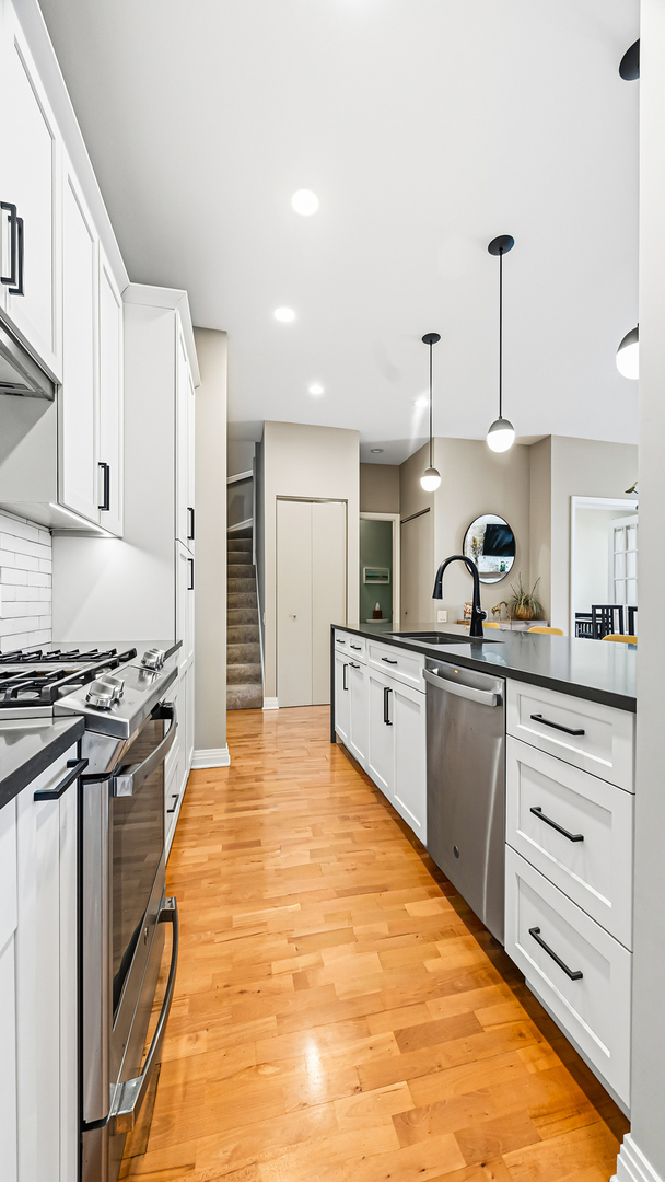 560 W FULTON Street Unit: 602