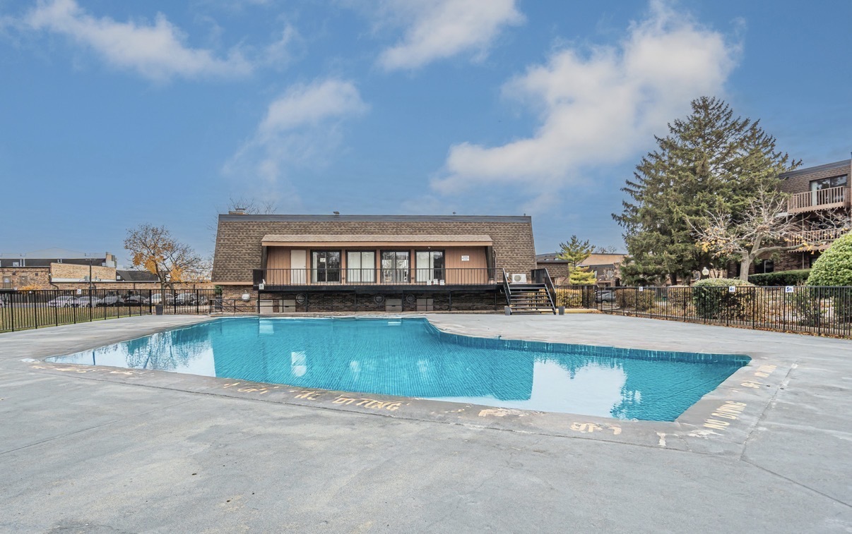717 Killarney Court Unit: 2D