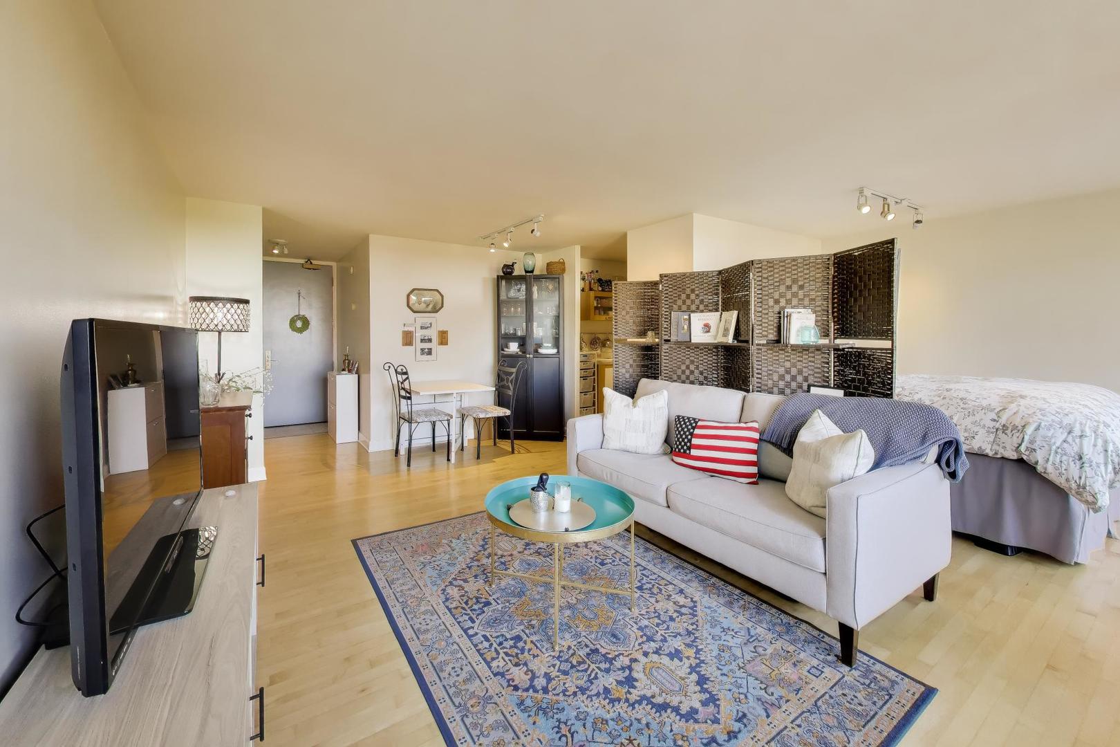 4343 N Clarendon Avenue Unit: 1408