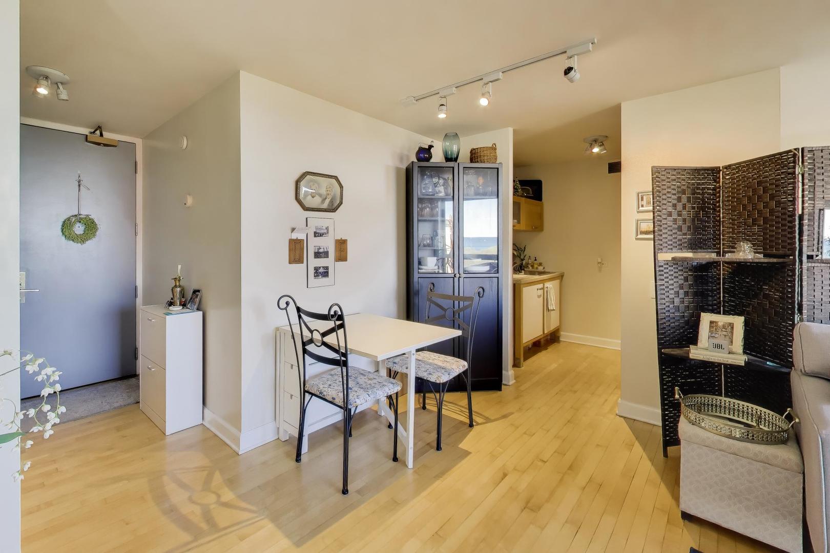 4343 N Clarendon Avenue Unit: 1408