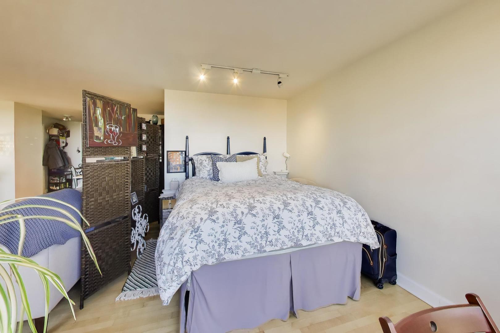 4343 N Clarendon Avenue Unit: 1408