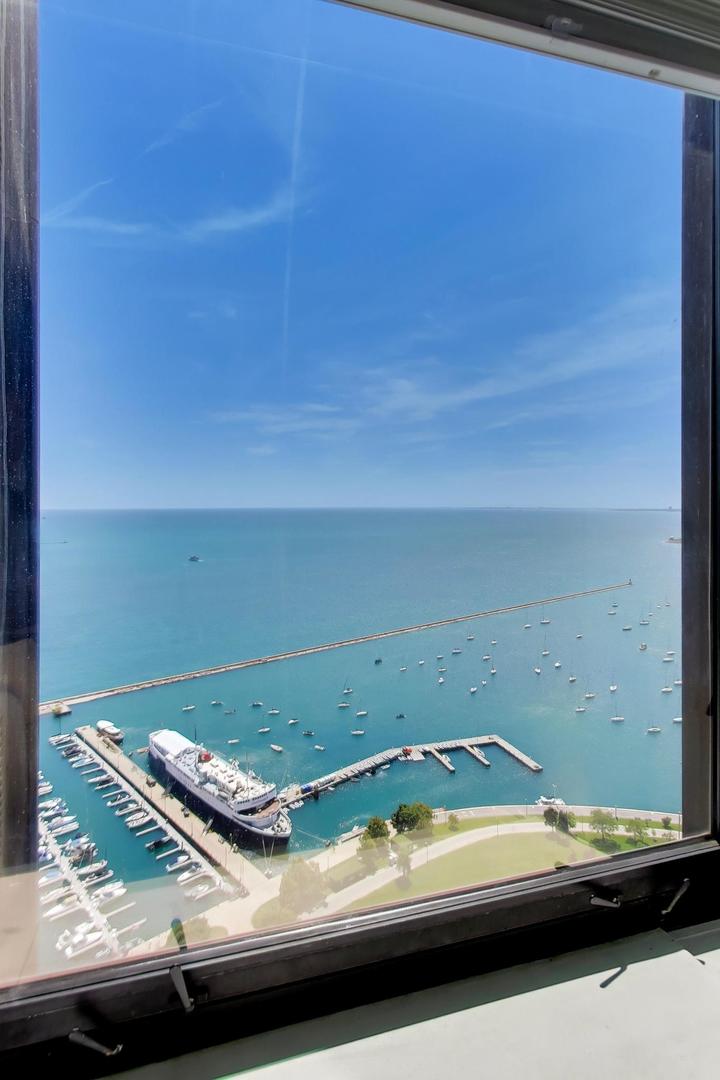 155 N HARBOR Drive Unit: 3910