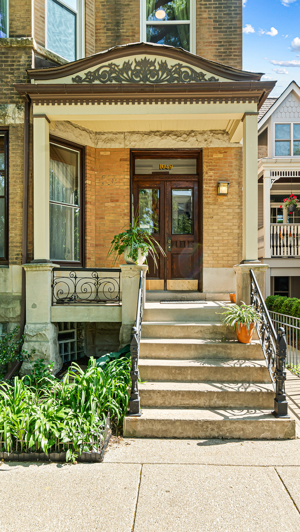 1049 W Wellington Avenue Unit: 1B