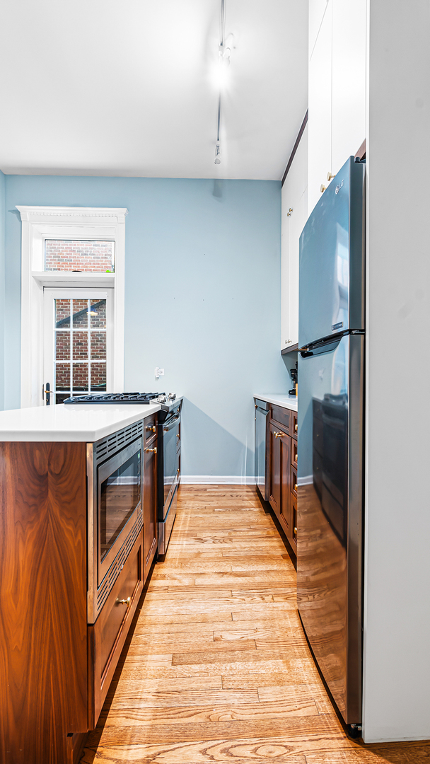 1049 W Wellington Avenue Unit: 1B