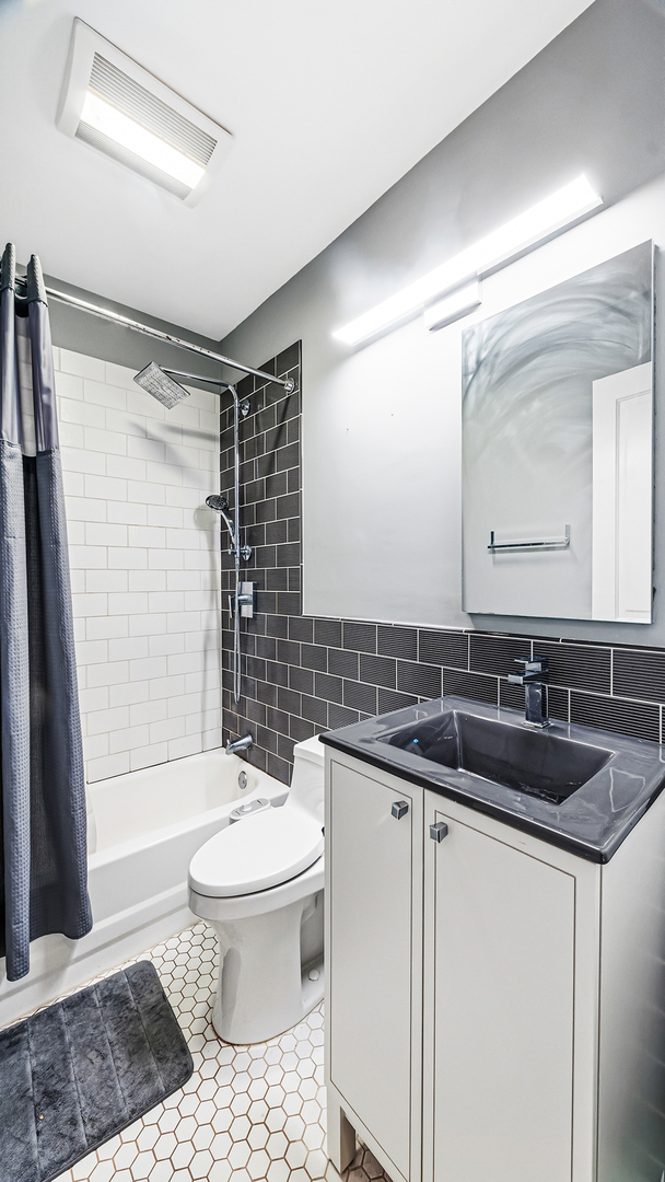 1049 W Wellington Avenue Unit: 1B
