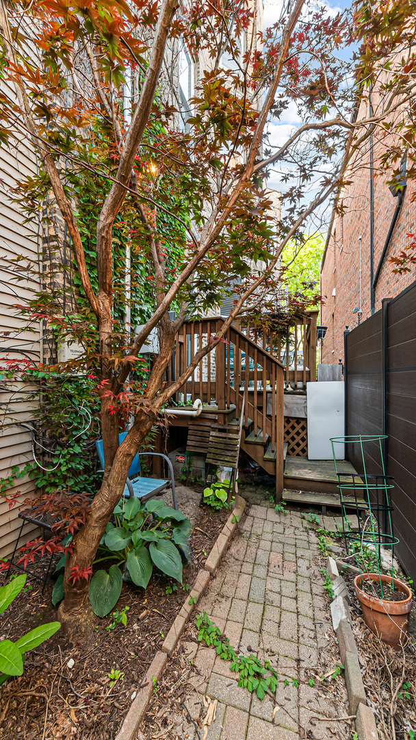 1049 W Wellington Avenue Unit: 1B