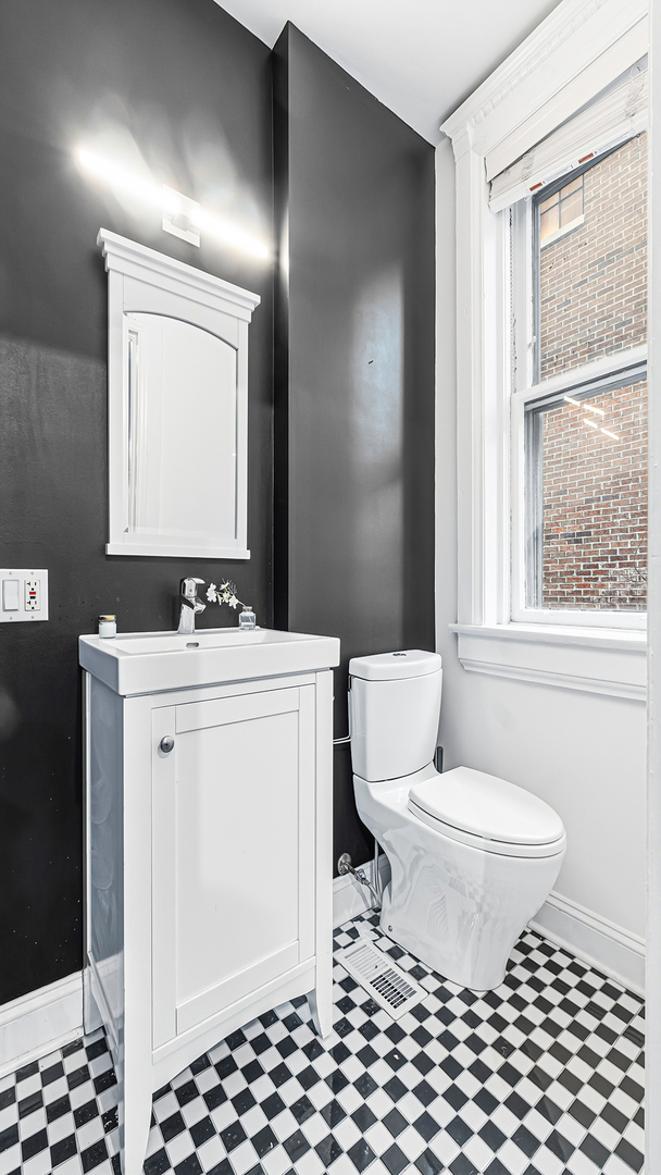 1049 W Wellington Avenue Unit: 1B
