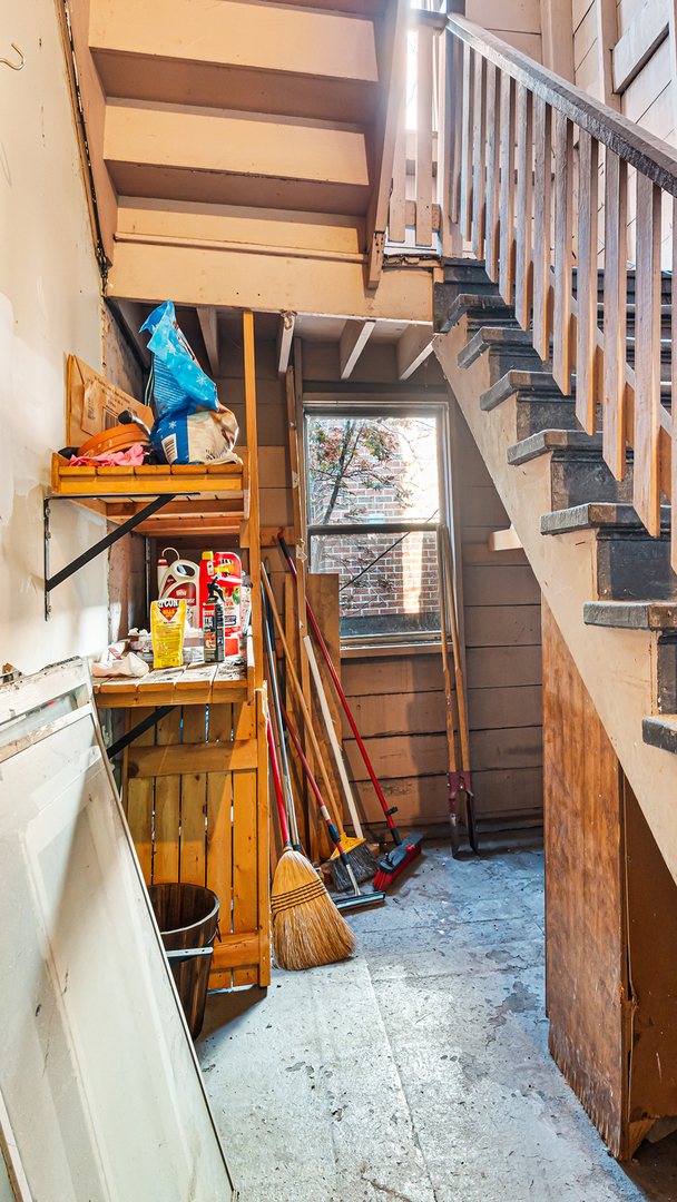 1049 W Wellington Avenue Unit: 1B