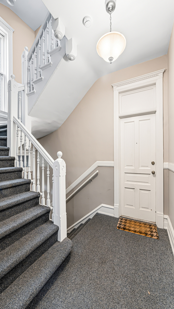 1049 W Wellington Avenue Unit: 1B