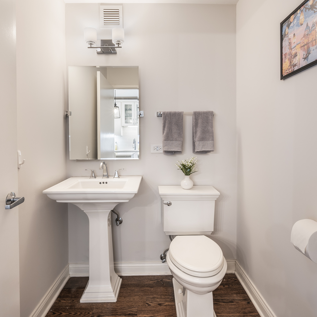 21 W Chestnut Street Unit: 1206