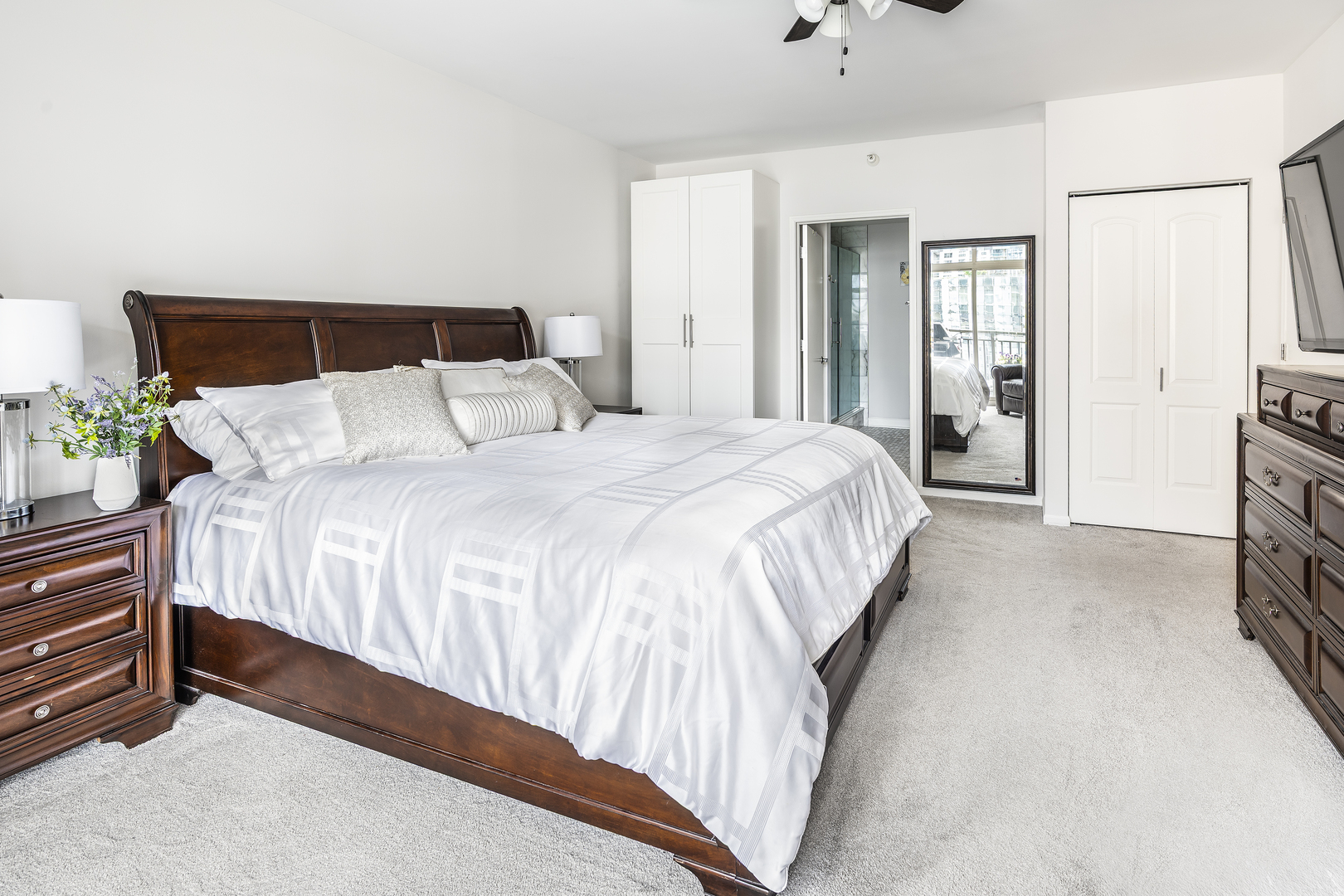 21 W Chestnut Street Unit: 1206