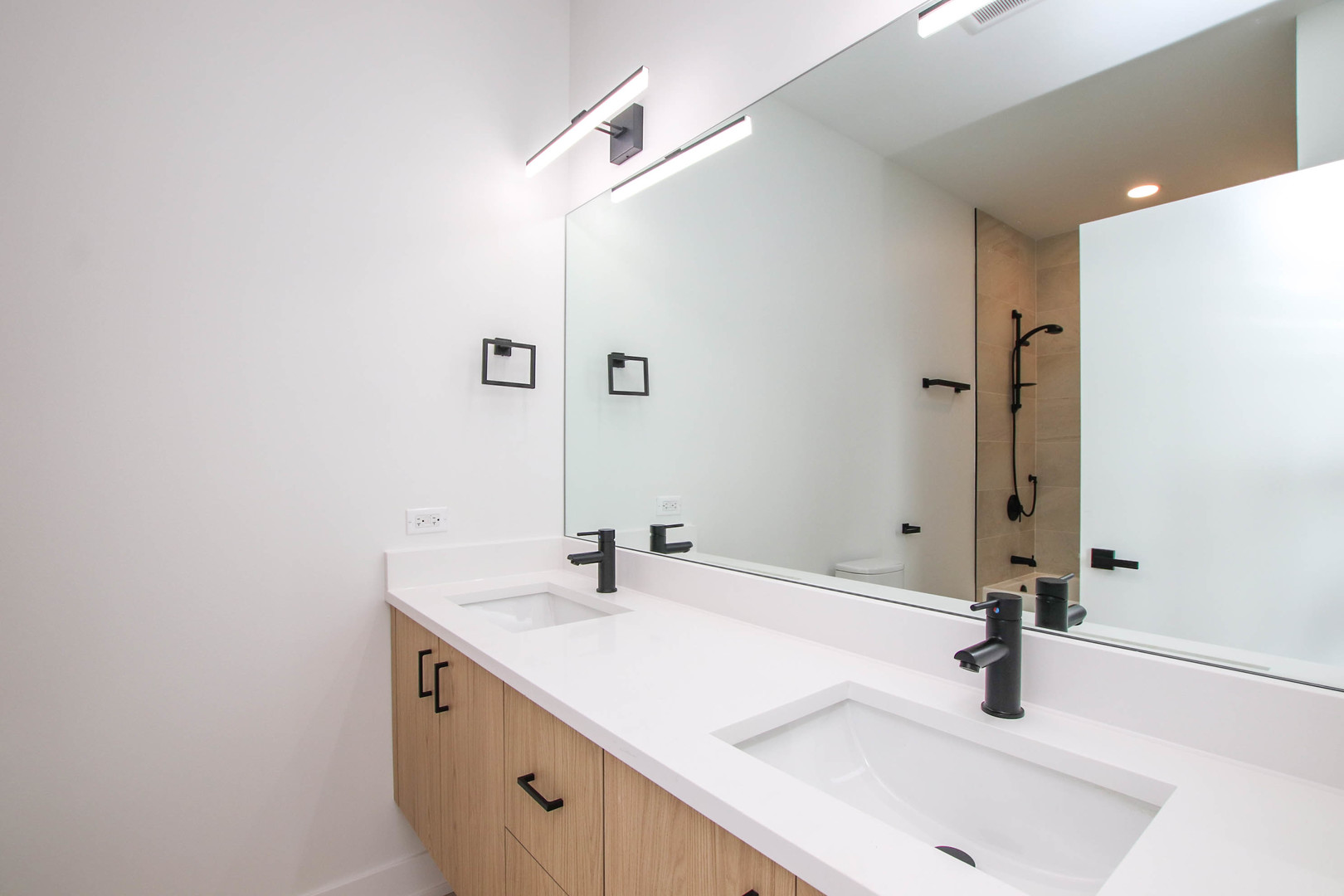 1001 N Milwaukee Avenue Unit: 201