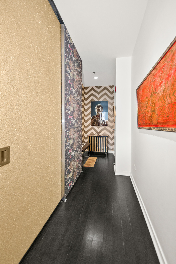 653 N Kingsbury Street Unit: 1007