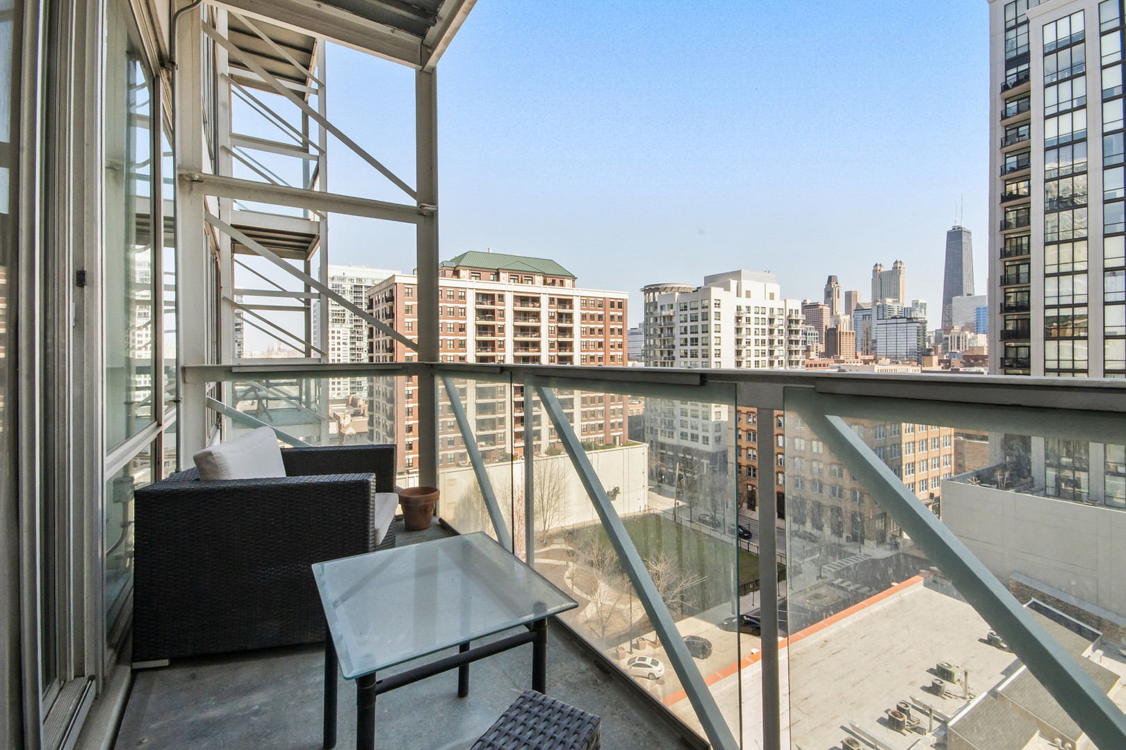 653 N Kingsbury Street Unit: 1007