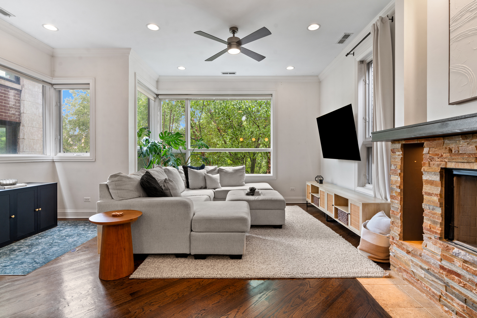 1131 W Addison Street Unit: 2