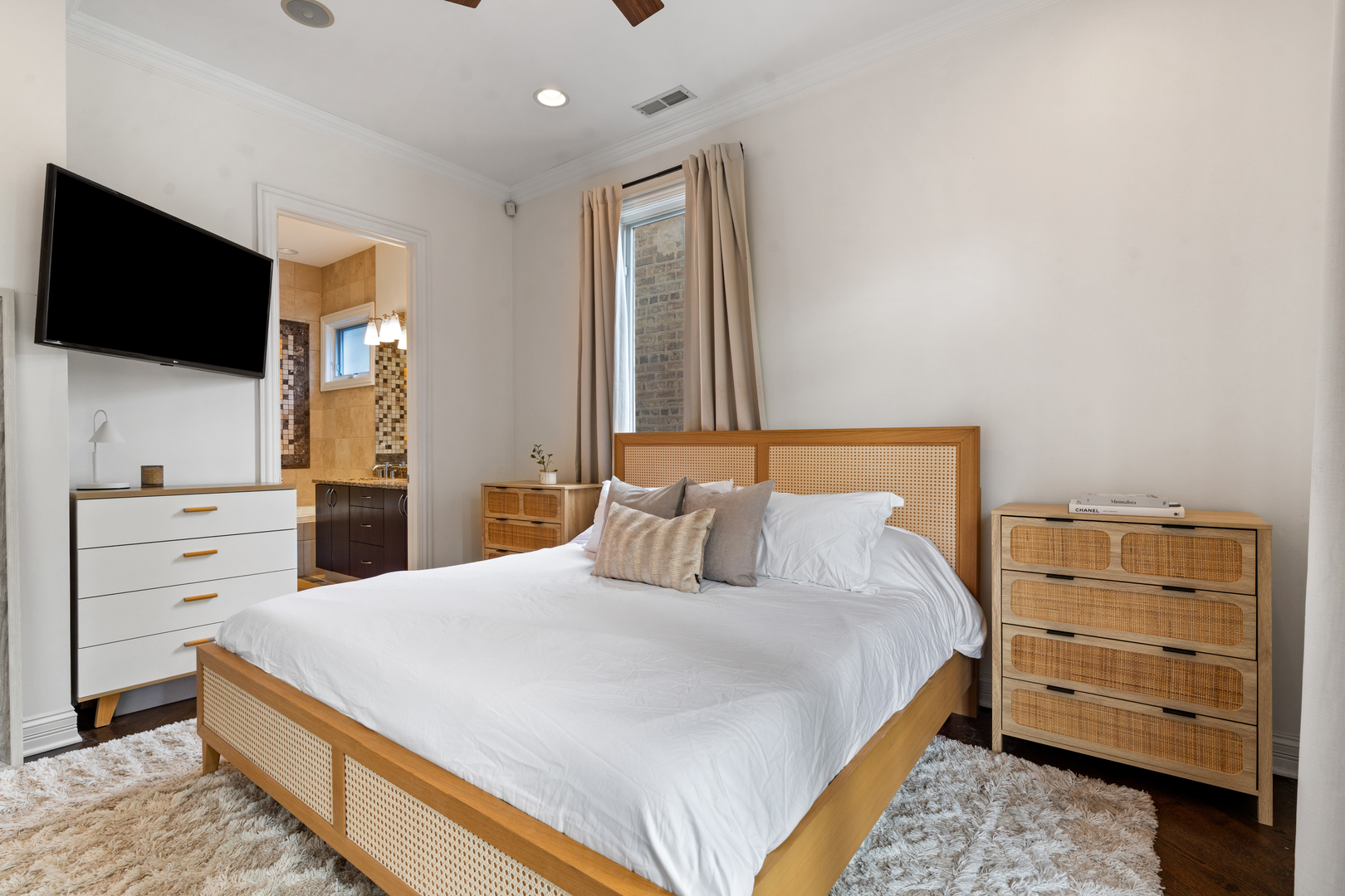 1131 W Addison Street Unit: 2