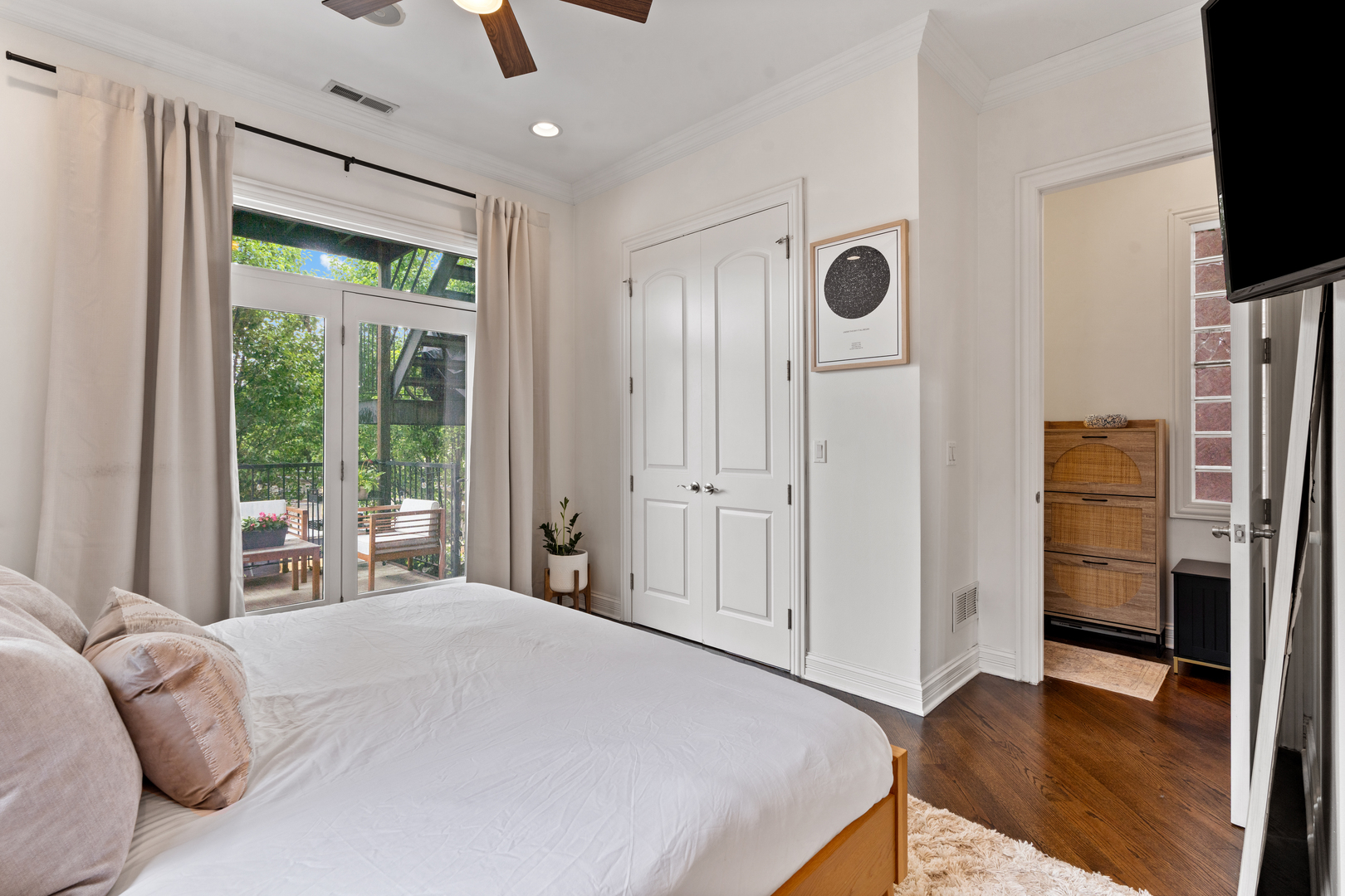 1131 W Addison Street Unit: 2
