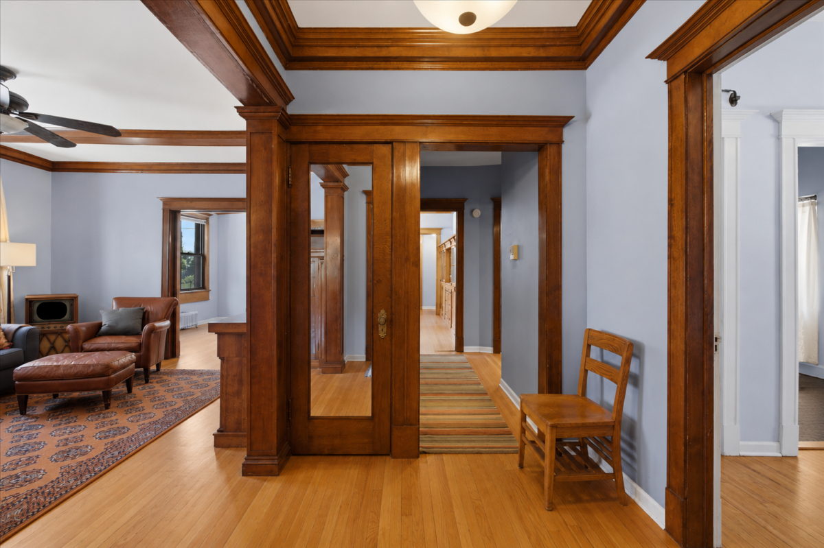 1023 W Thorndale Avenue Unit: 1
