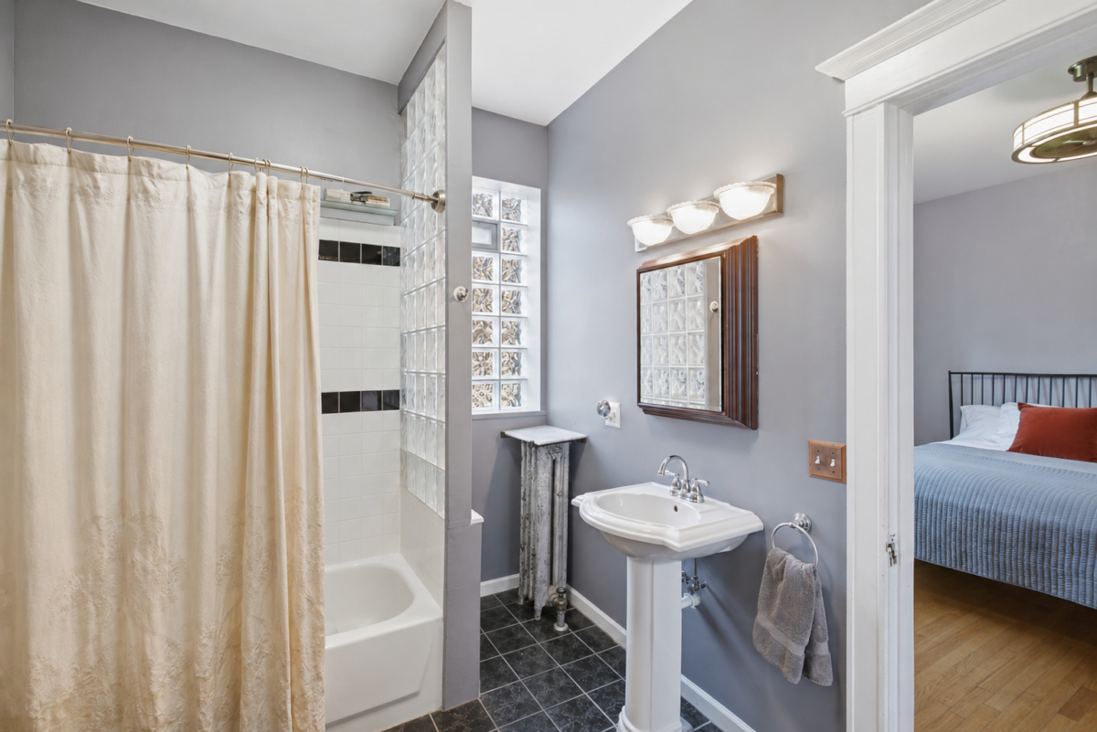 1023 W Thorndale Avenue Unit: 1