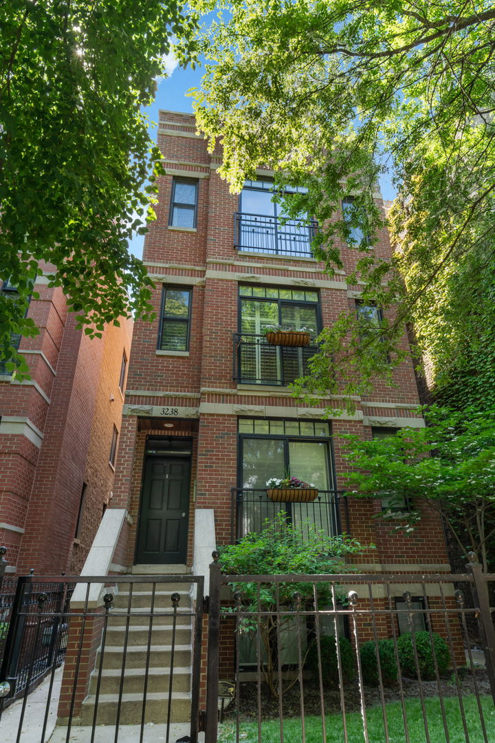 3238 N Kenmore Avenue Unit: 2