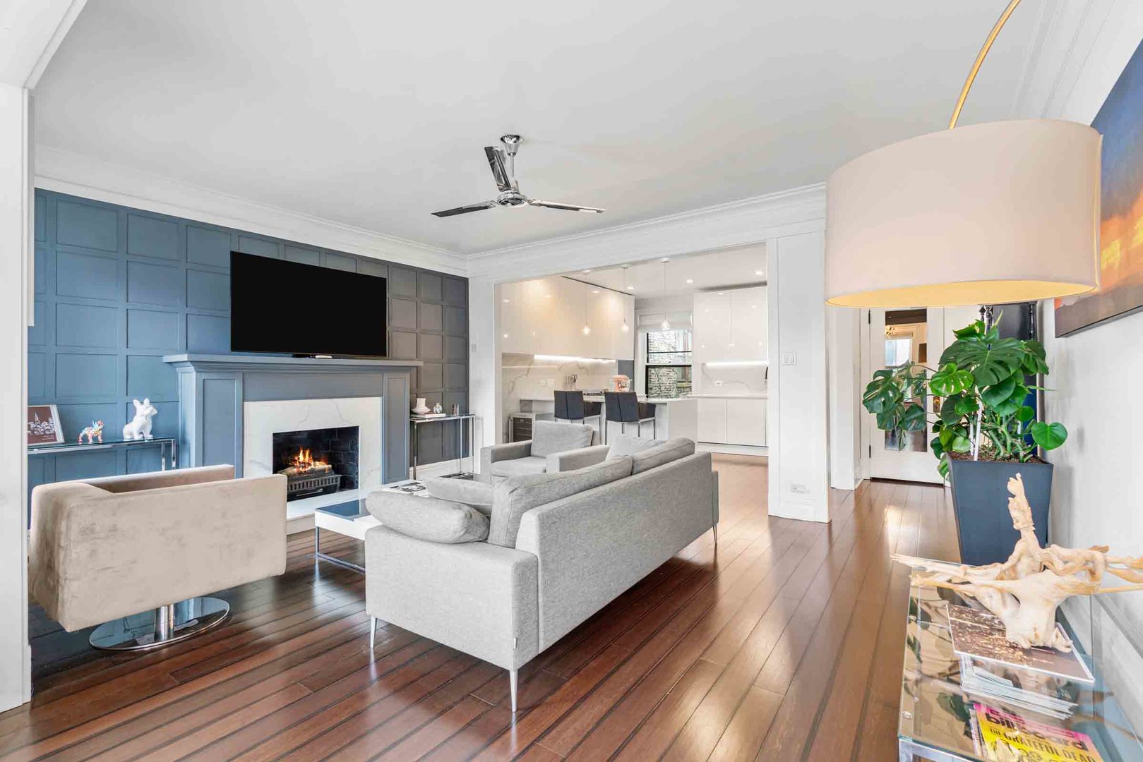 556 W Roscoe Street Unit: 3