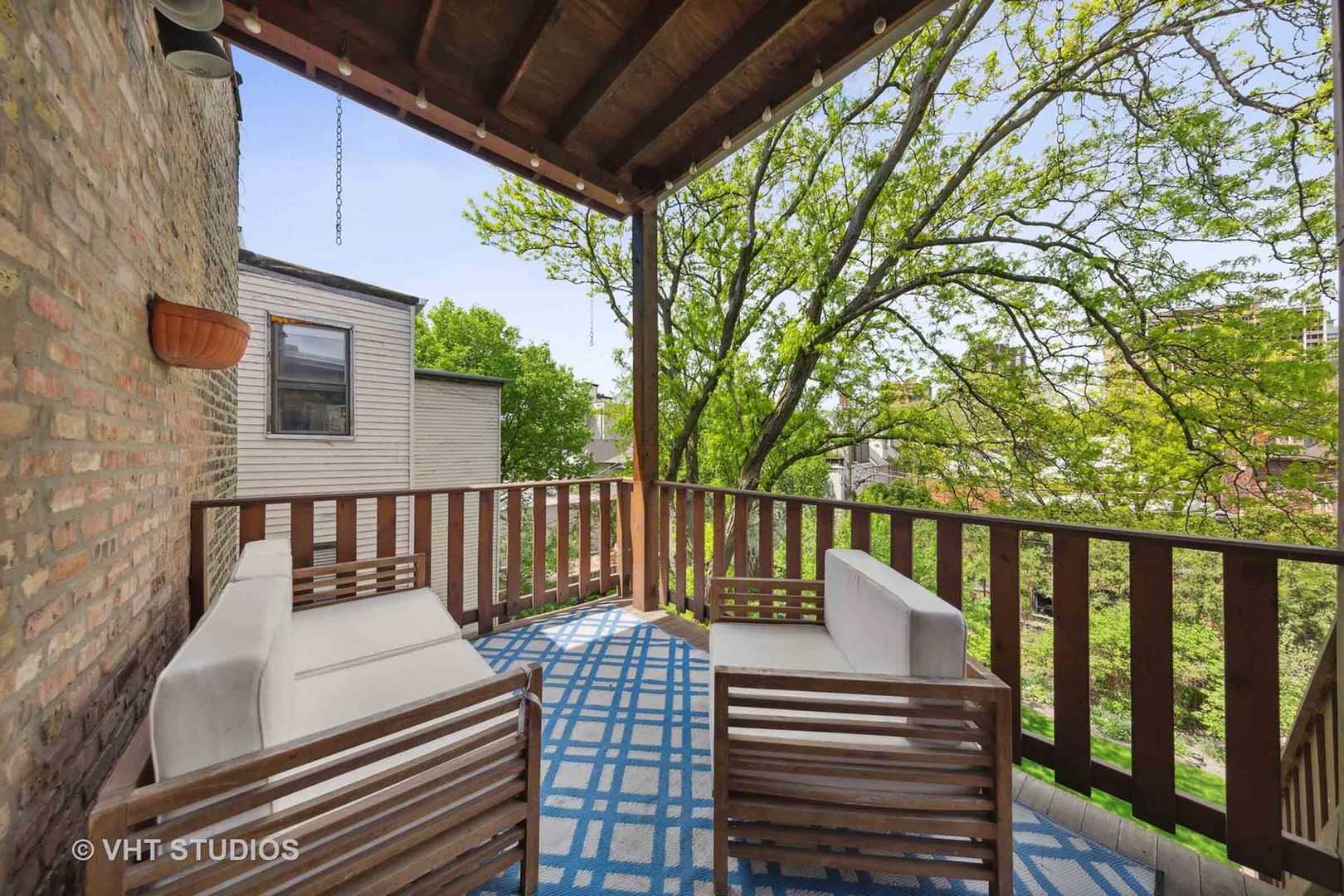 556 W Roscoe Street Unit: 3