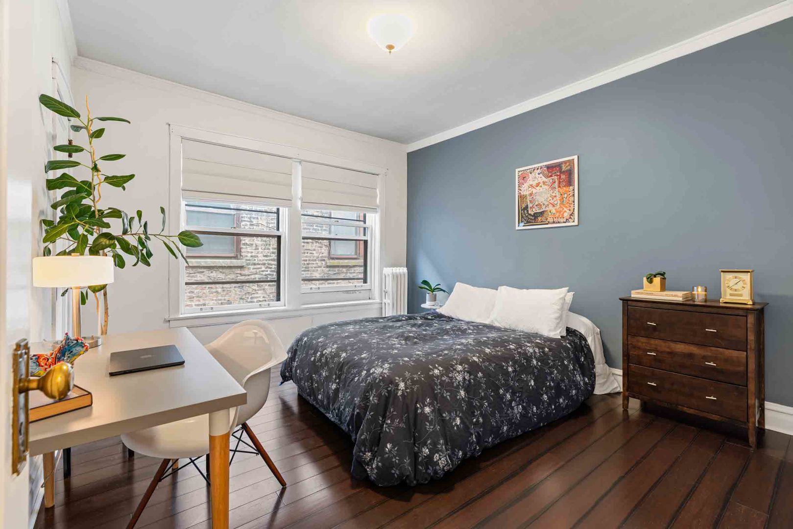 556 W Roscoe Street Unit: 3